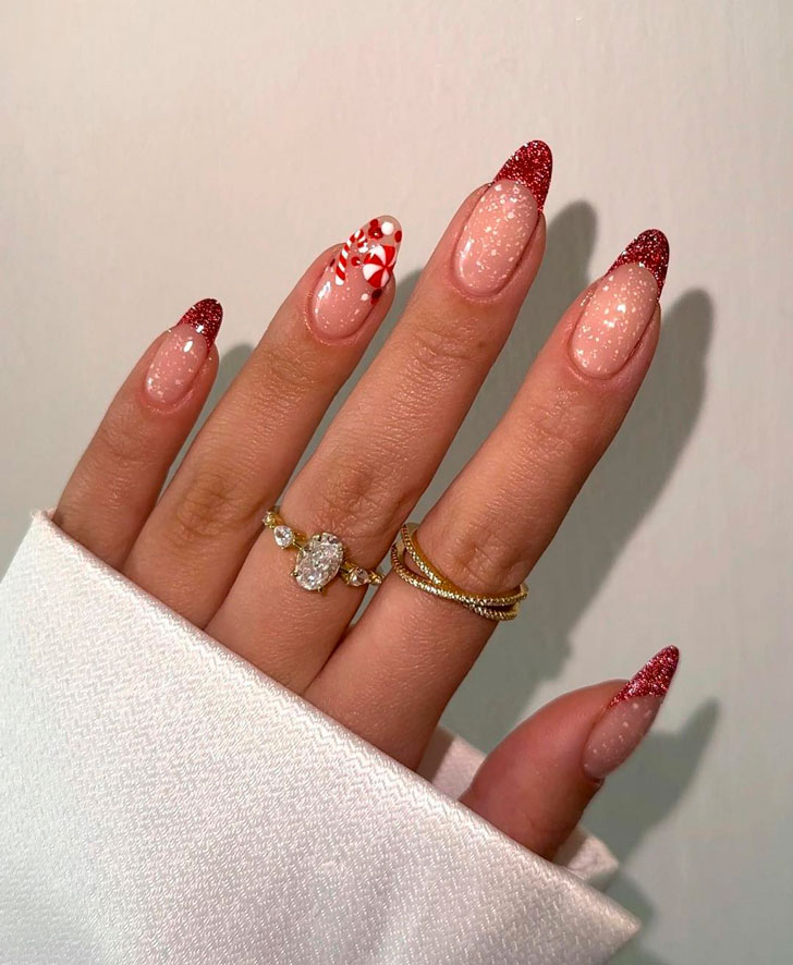 Красный френч с блестками и новогодними узорами на длинных овальных ногтях