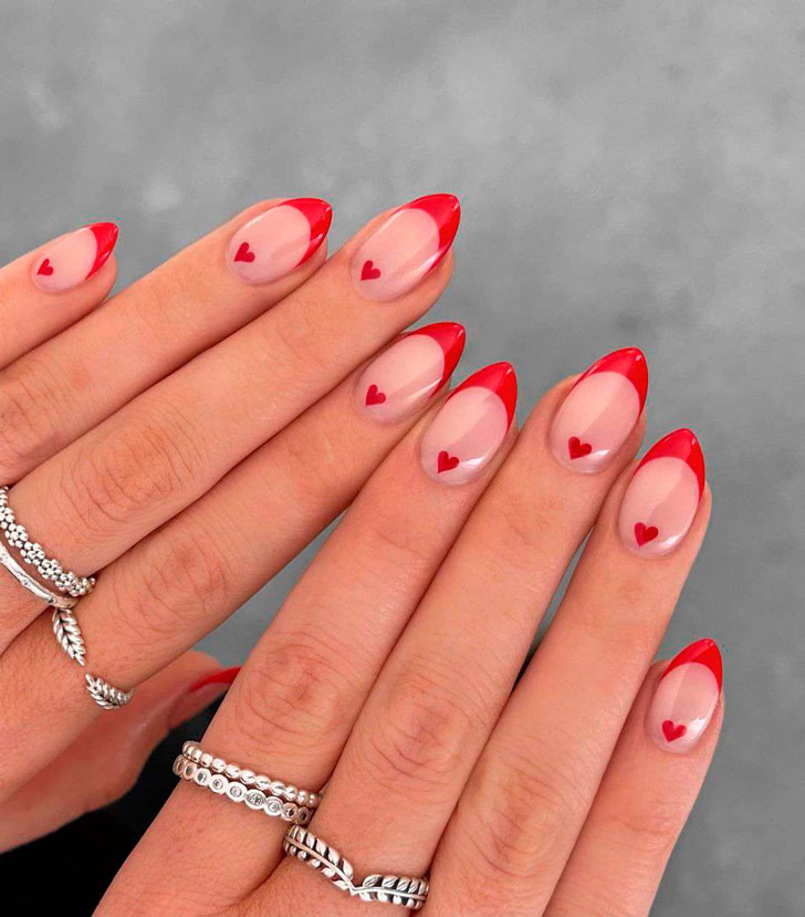 Красный френч с сердечками на миндальных ногтях средней длины
