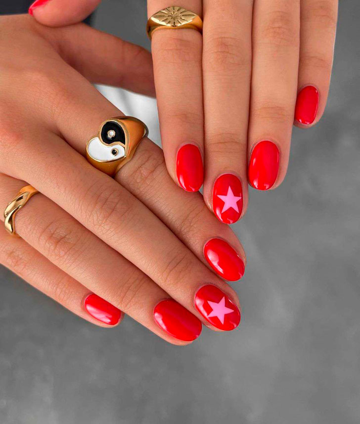 Красный маникюр с розовыми звездами на овальных коротких ногтях