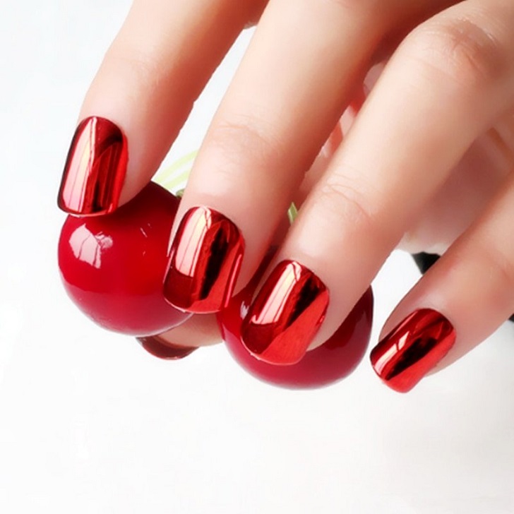 Красный маникюр на коротких ногтях с эффектом металлик