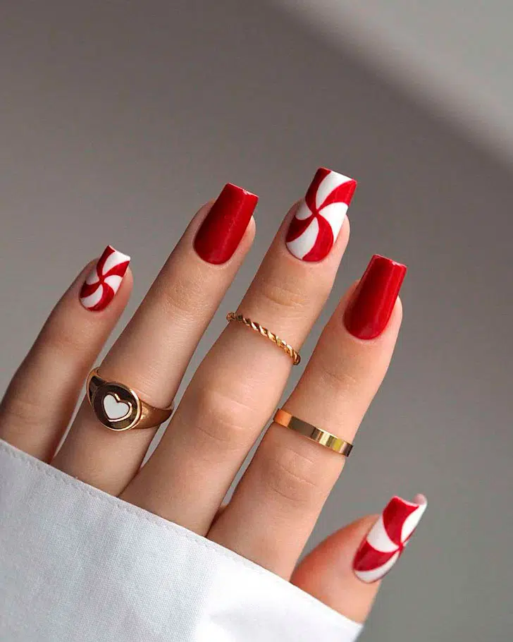 Красный праздничный маникюр с белыми узорами на длинных квадратных ногтях