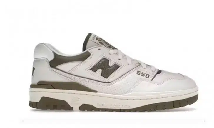 Бело серые кроссовки New Balance 550