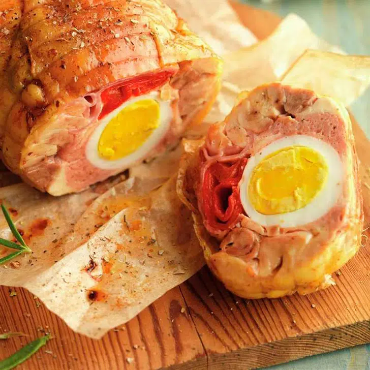 Курица, фаршированная варенным яйцом, ветчиной и красным перцем