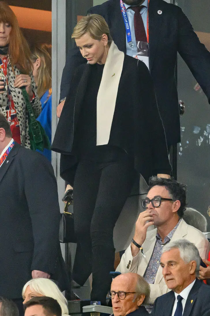 Принцесса Шарлен в джинсах скинни, коротком пальто и стильным шарфом