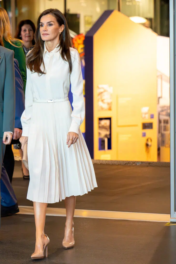 Королева Летиция в белом платье, туфлях телесного цвета и сумкой Zara