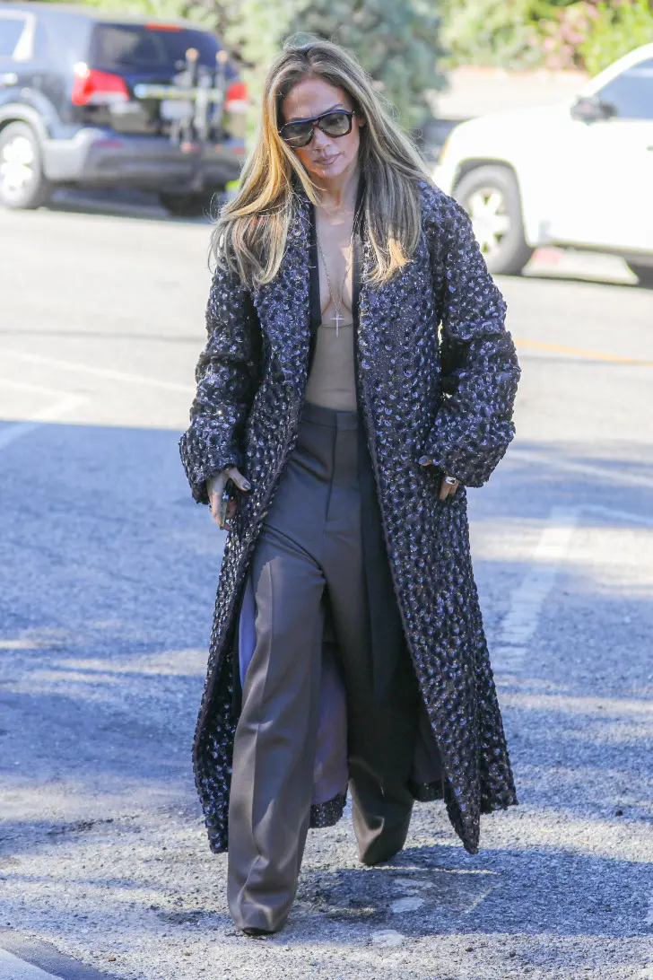 Дженнифер Лопес в брюках в пол и необычно украшенном пальто 