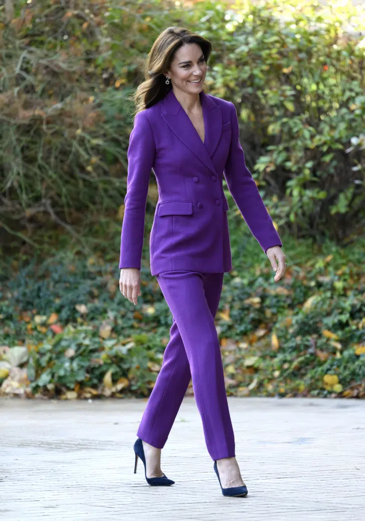 Кейт Миддлтон в пурпурном двубортном костюме