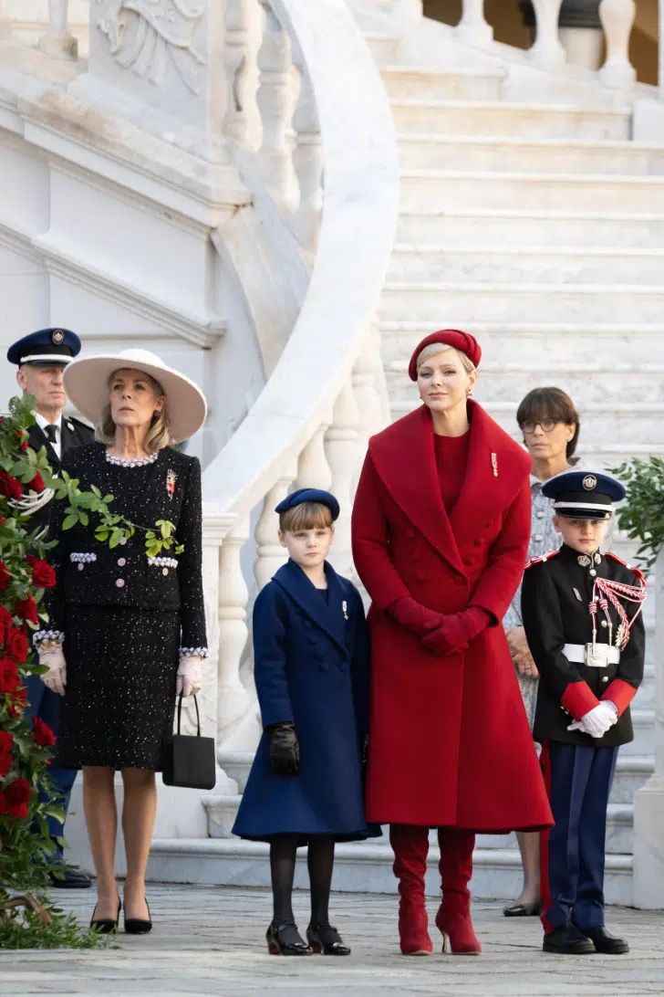 Принцесса Шарлен в красном пальто элегантного кроя, сапогах и шляпке