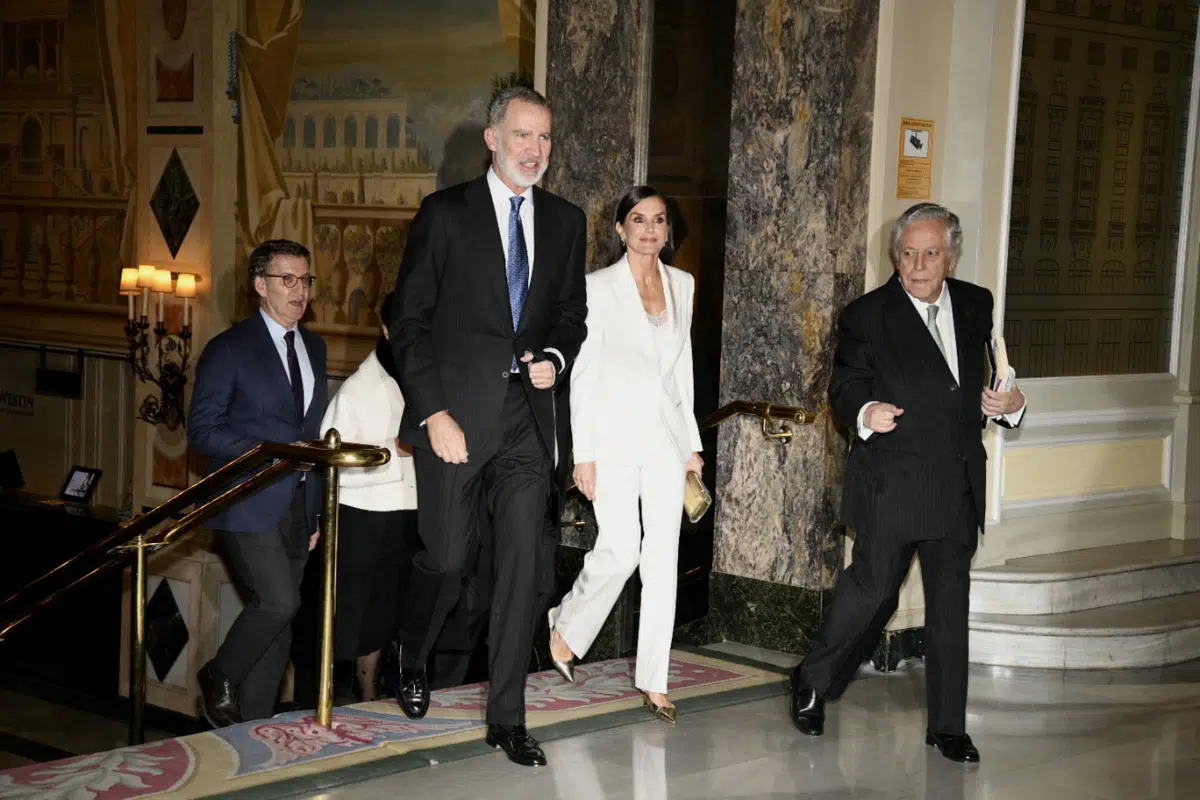 Королева Летиция в элегантном белом костюме с золотыми аксессуарами