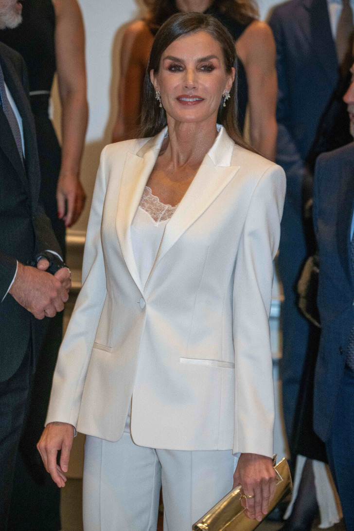 Королева Летиция в модном белом костюме и лестном топе