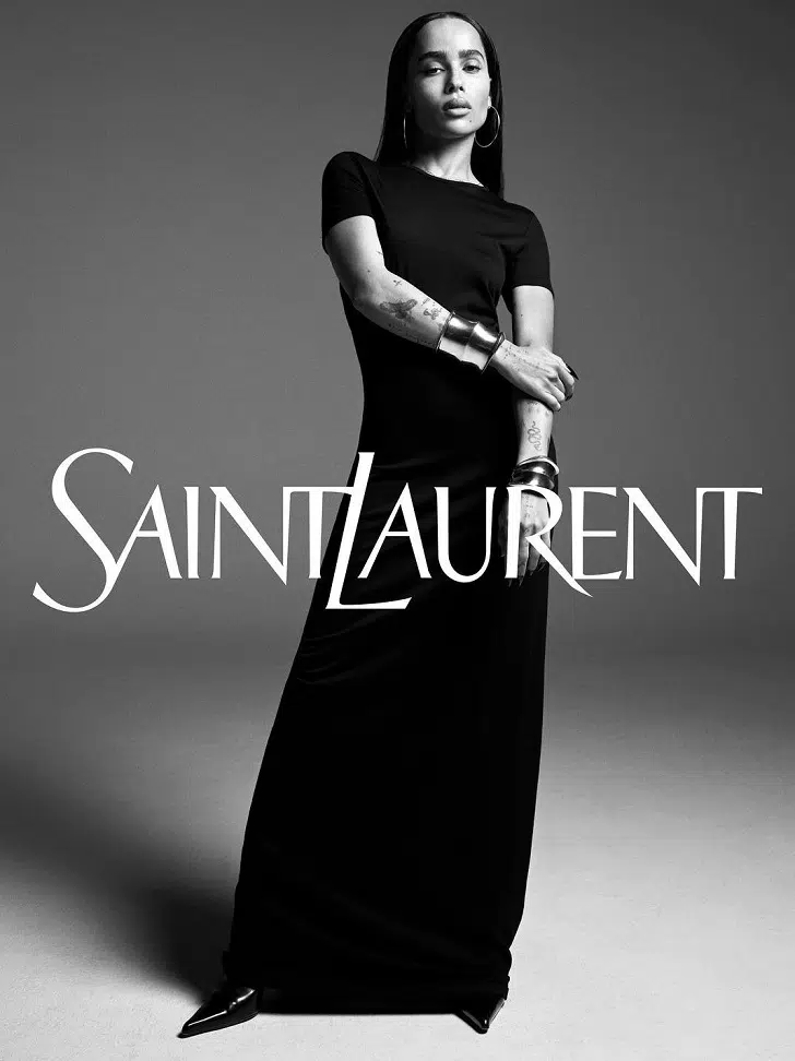 Девушка в макси юбке от Saint Laurent и простой черной футболке