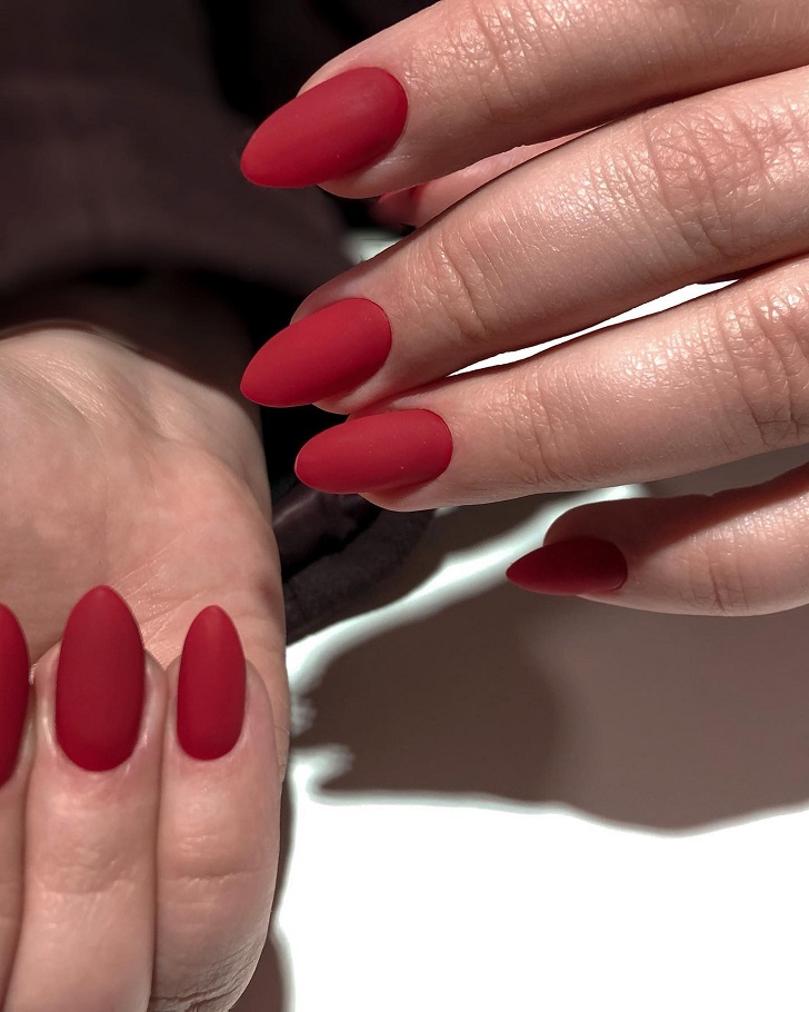 Аккуратный матовый маникюр красного цвета на овальных ногтях