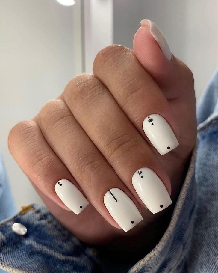 Минималистичный дизайн на белых ногтях с черными точками и линиями