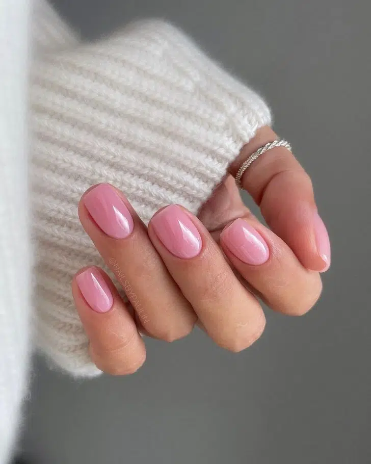 Нежно розовые ногти короткой квадратной формы