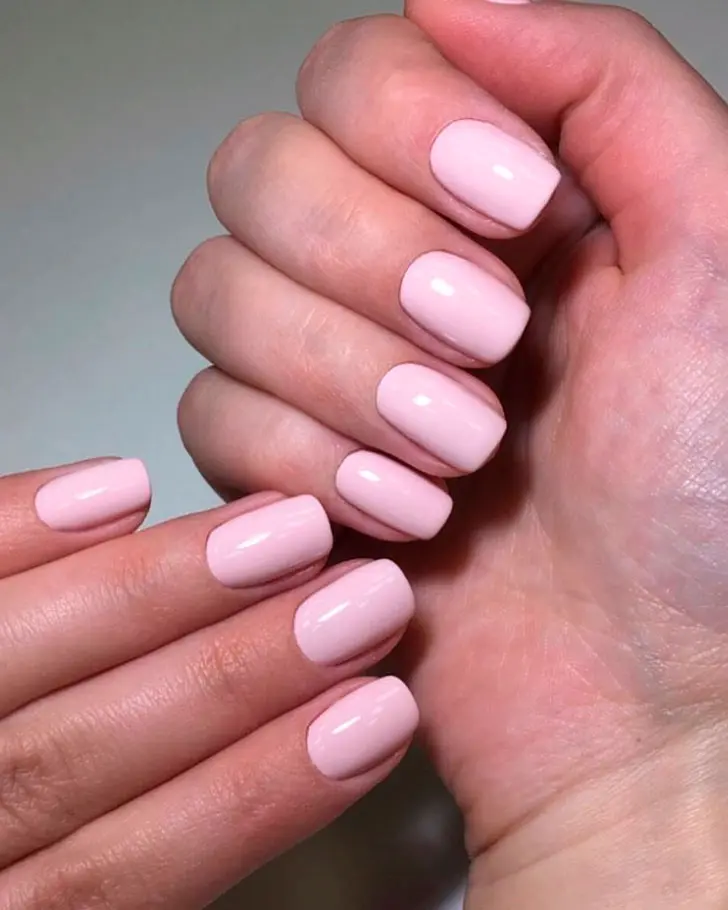 Нежно-розовый маникюр на квадратных ногтях средней длины
