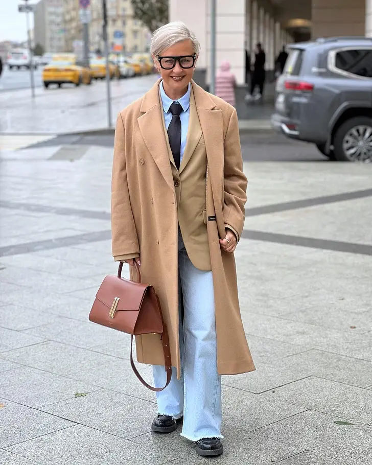 Женщина в джинсах, классическом пиджаке и галстуке