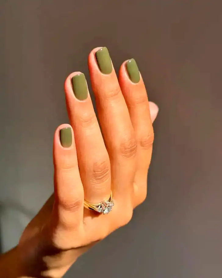 Оливково-зеленый маникюр на коротких натуральных ногтях