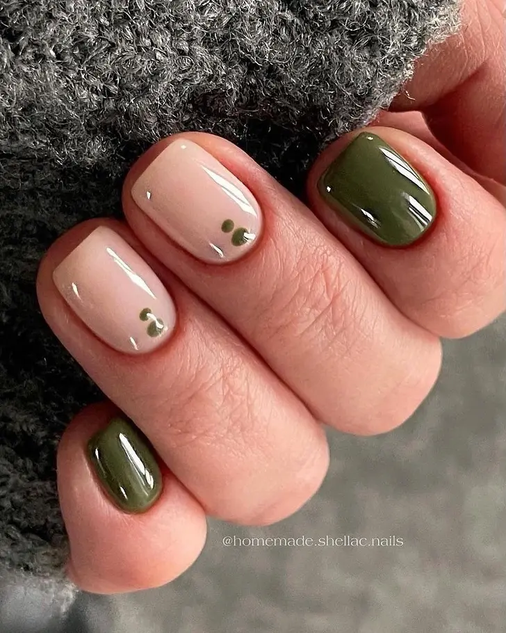 Оливковый в стиле минимализм на ногтях мягкий квадрат