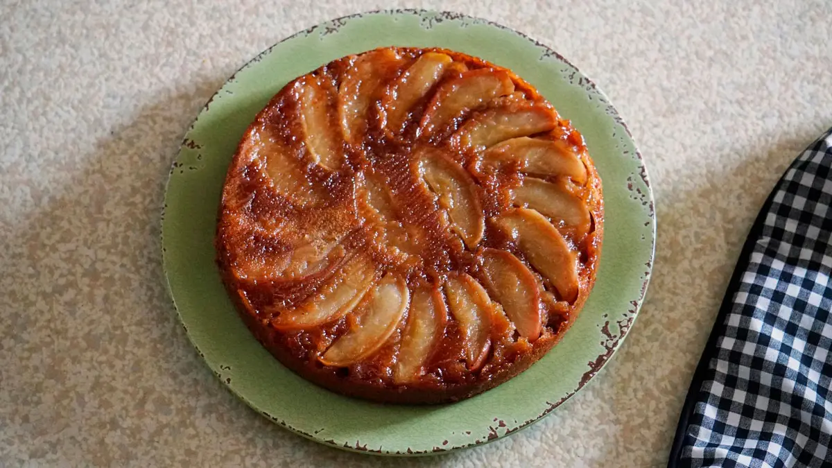 Перевернутый пирог с яблоками и медом