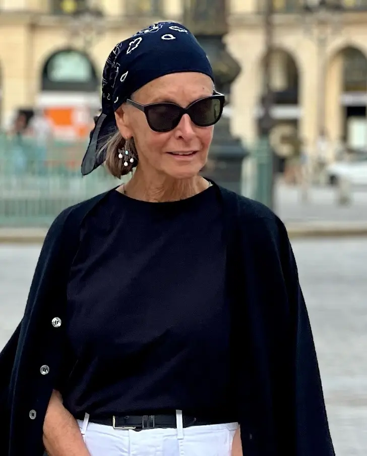 Женщина в черном топе и шелковым платком на голове