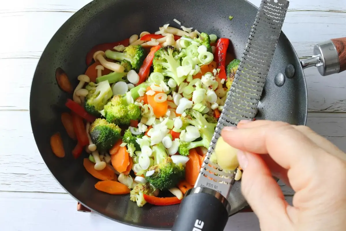 Процесс обжарки овощей для вкусного ужина
