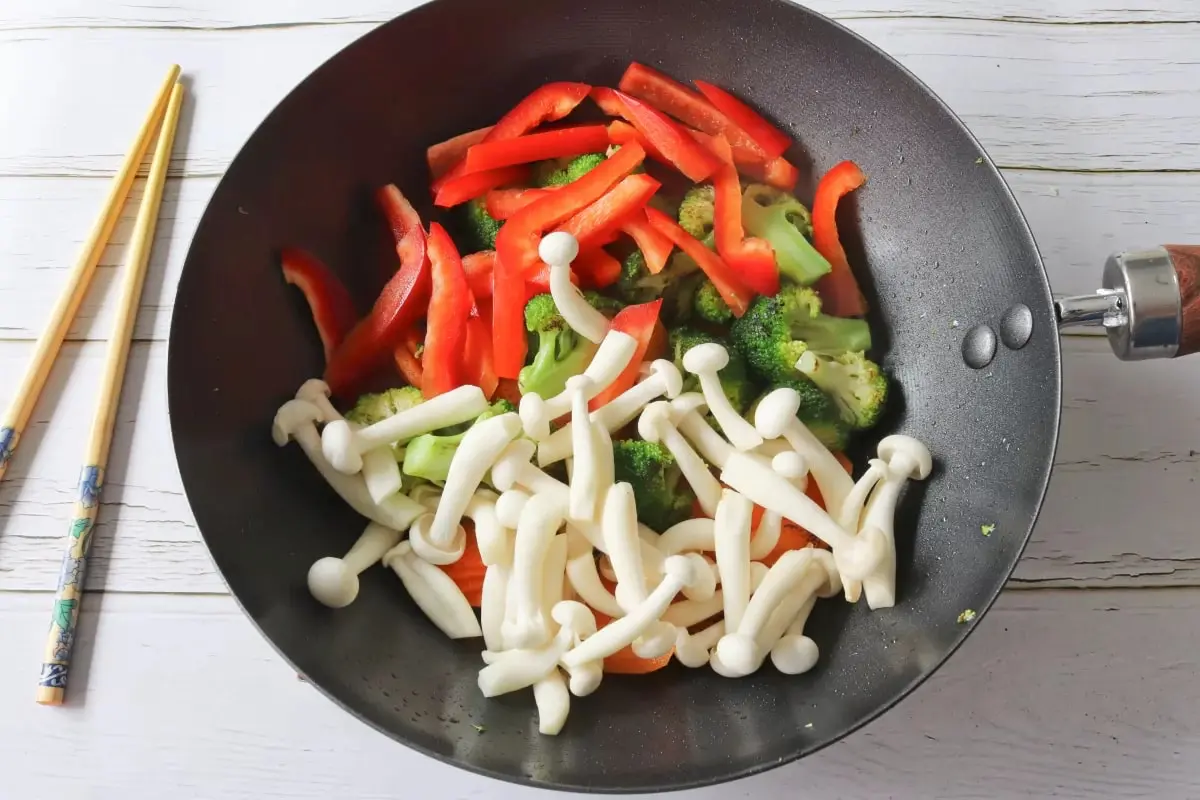 Процесс приготовления овощей с соевым соусом