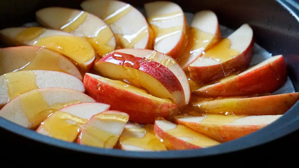 Приготовление осеннего пирога с яблоками и медом