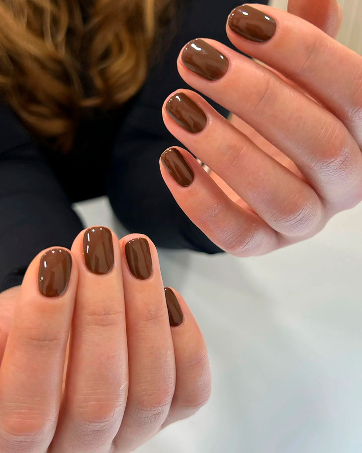 Простой коричневый маникюр на коротких ногтях