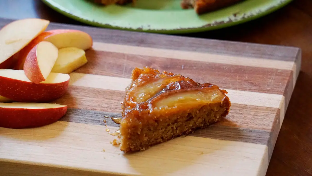 Простой рецепт пирога с яблоками и медом для праздничного стола