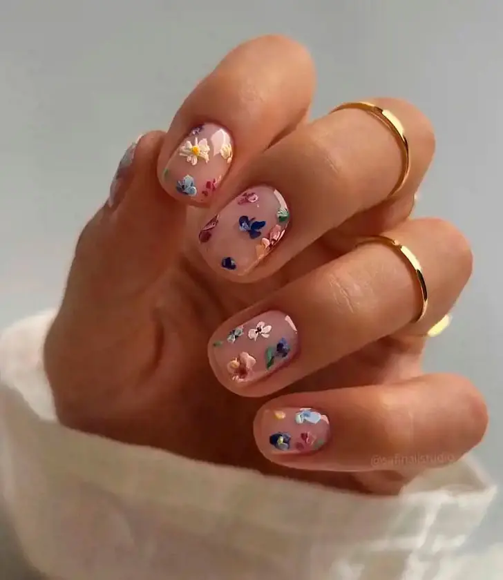 Натуральный маникюр с разноцветными цветами на коротких ногтях