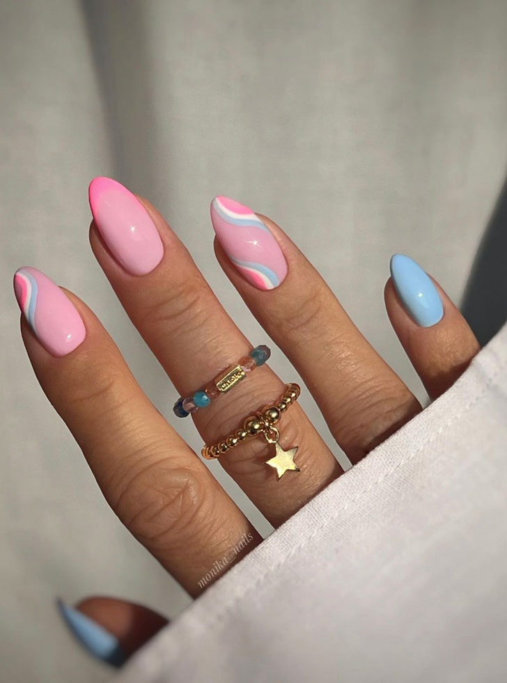 Розово синий маникюр с завитками на миндальных ногтях