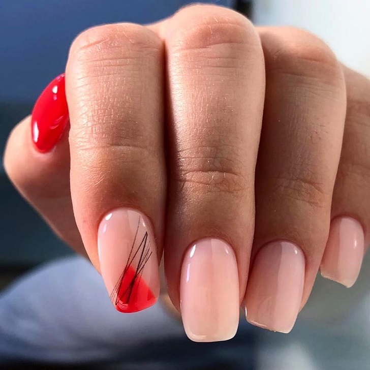 Натуральные ногти с легким добавлением красного цвета