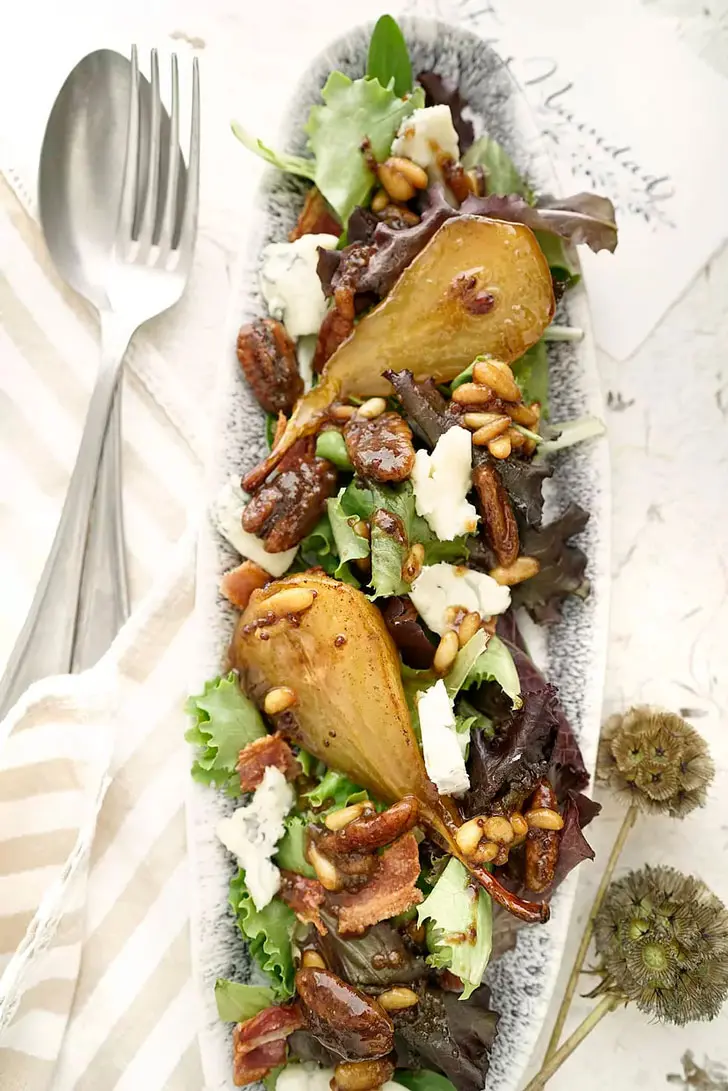 Салат из карамелизованной груши с орехами