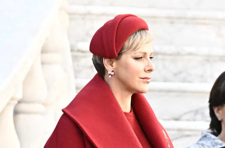 Сама элегантность: принцесса Шарлен в двубортном красном пальто и замшевых сапогах