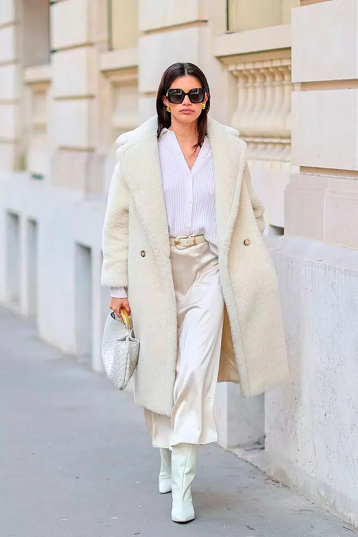 Сара Сампайо в шелковой юбке миди, плюшевом пальто и белых сапогах на каблуке