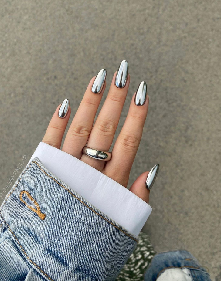 Серебристый металлизированный маникюр на длинных овальных ногтях