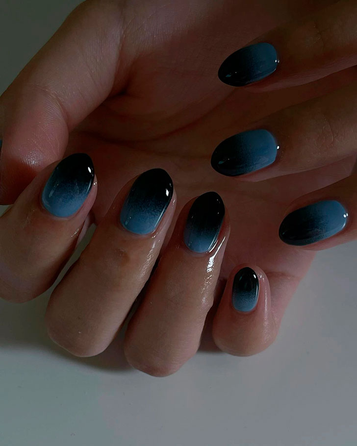 Синий маникюр омбре на миндальных ногтях средней длины