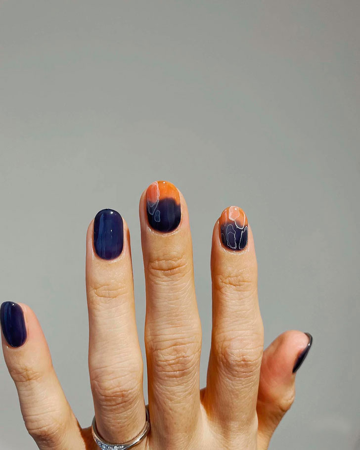 Синий маникюр с оранжевым омбре и белыми разводами на коротких ногтях