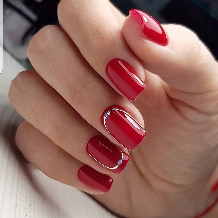 Красный маникюр на квадратных ногтях с тонкой полоской металлического серебра