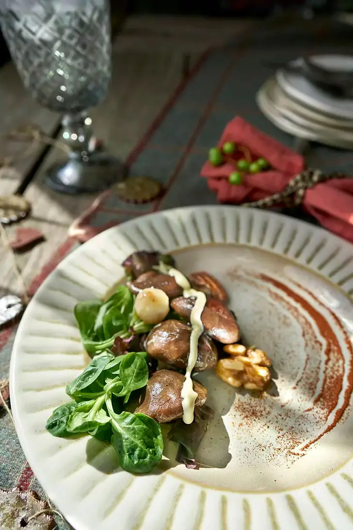 Теплый салат из грибов и грецких орехов