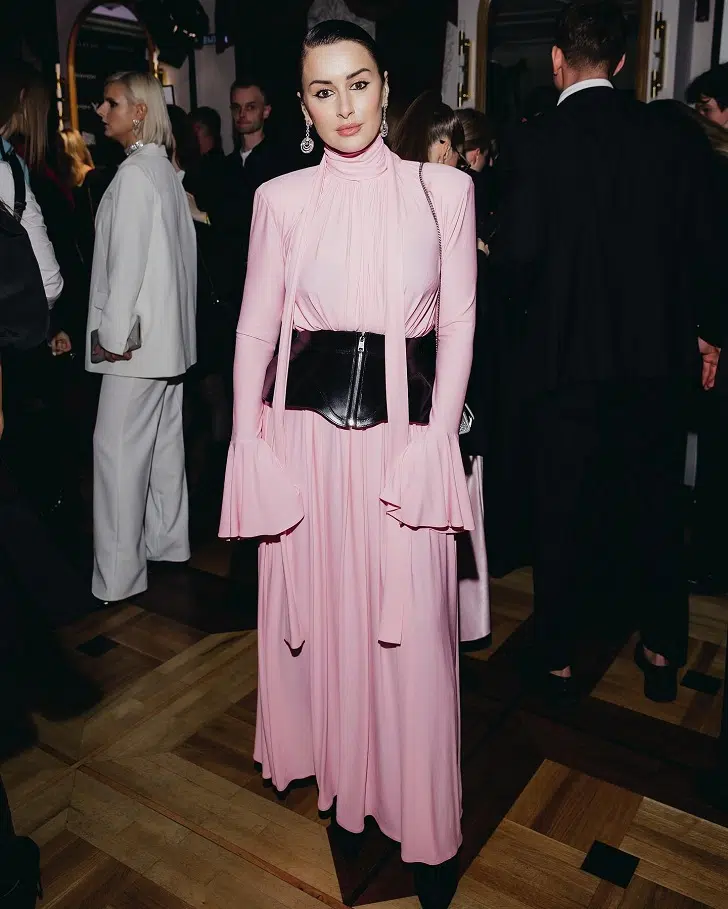 Тина Канделаки в нежно розовом платье с модными плечами и баской