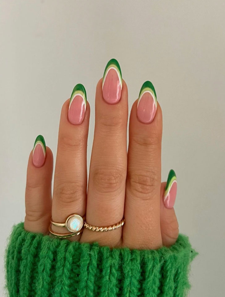 Трехцветный зеленый френч с белой линией на миндальных ногтях