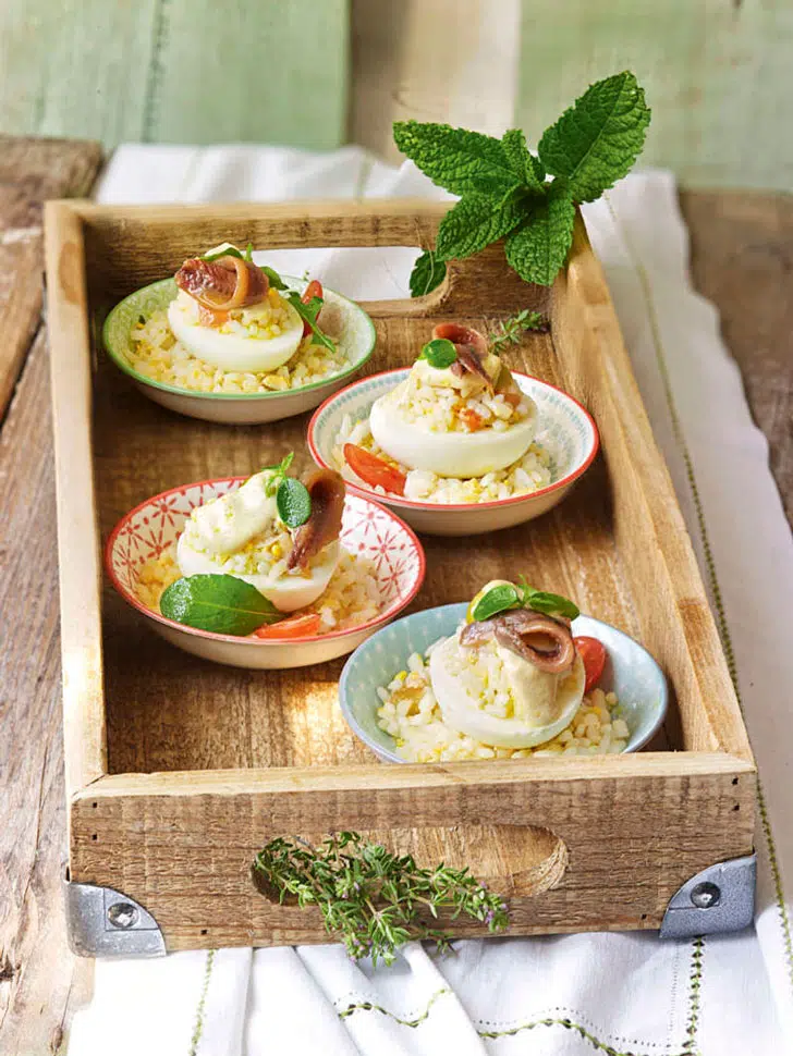 Яйца, фаршированные рисовым салатом и анчоусами