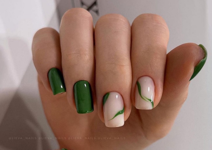 Зеленый маникюр с абстракцией на квадратных ногтях
