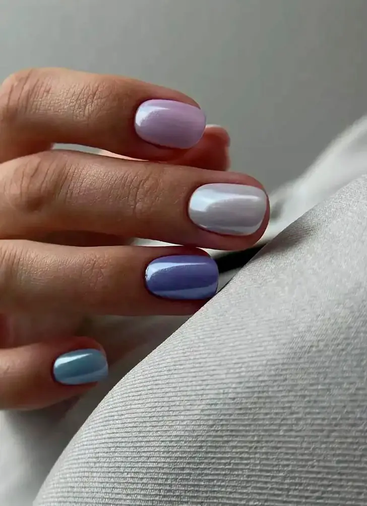 Жемчужный маникюр в фиолетовых оттенках на коротких квадратных ногтях