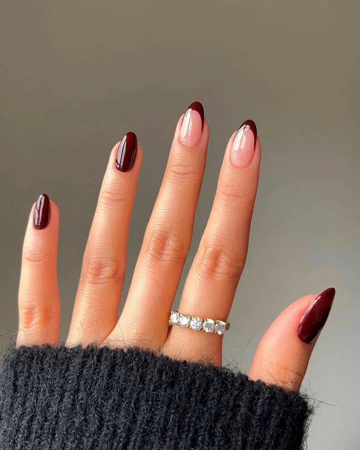 Зимний комбинированный френч бордового цвета на овальных ногтях