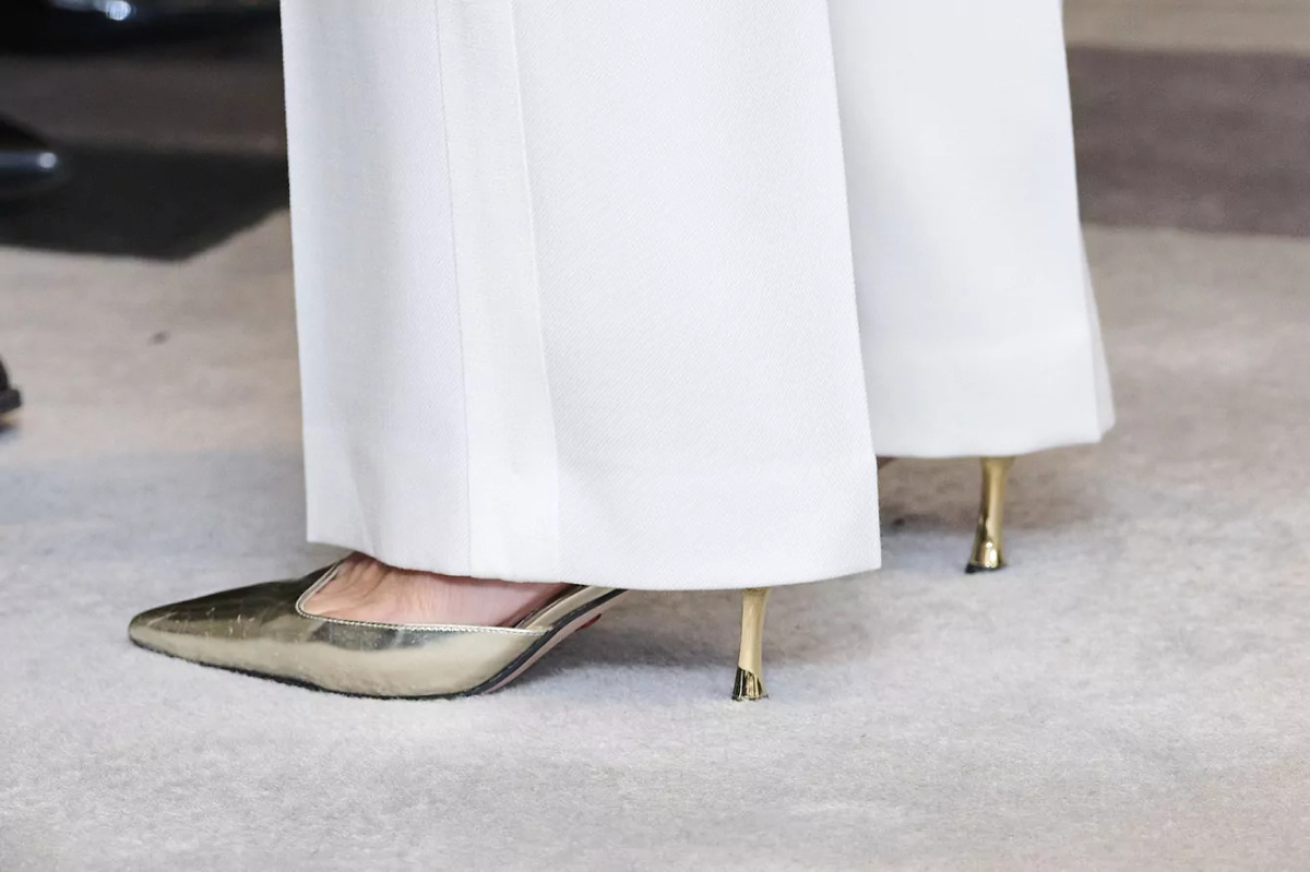Королева Летиция в золотых туфлях на низком каблуке