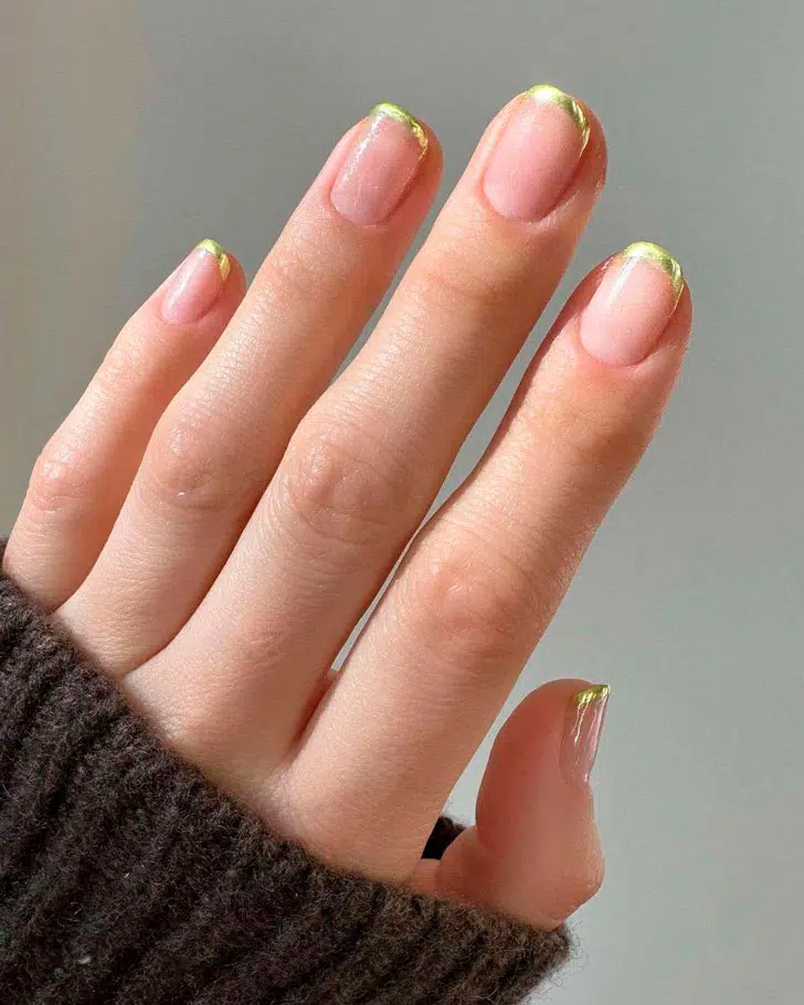 Золотой френч на коротких натуральных ногтях