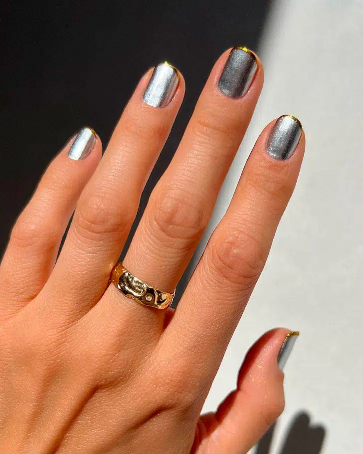 Золотой френч на серебристой металлической основе на коротких квадратных ногтях