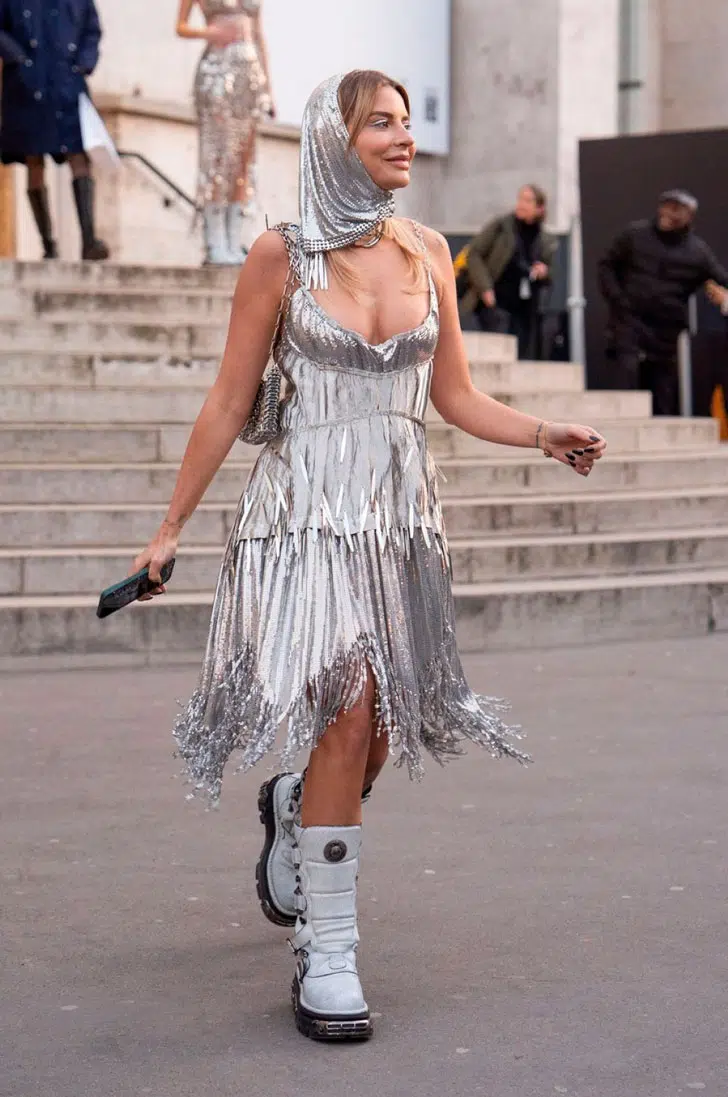Девушка с серебристом сарафане с бахромой и металлическим блеском